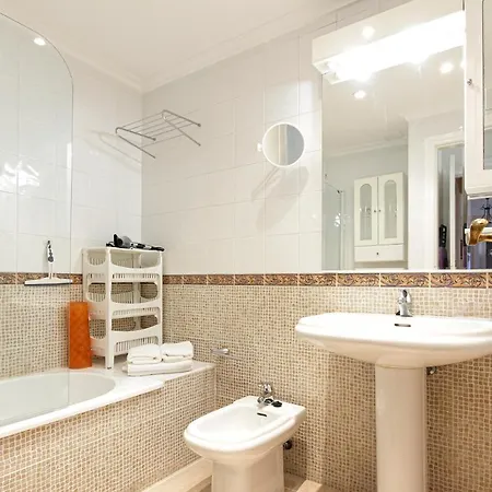 Stunning 2-Bed 2 Bathroom Apartment 150M From Sea 아파트 *
