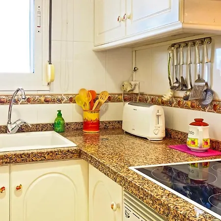Stunning 2-Bed 2 Bathroom Apartment 150M From Sea 아파트