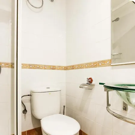Stunning 2-Bed 2 Bathroom Apartment 150M From Sea *